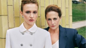 Ahsen Eroğlu e Canan Ergüder posando para foto da revista HELLO!