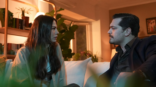 Çağatay Ulusoy e Demet Özdemir em Eşref Rüya