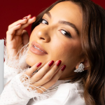 De fenômeno musical a romance, a cantora Ana Laura Lopes transforma Fantasma em universo literário