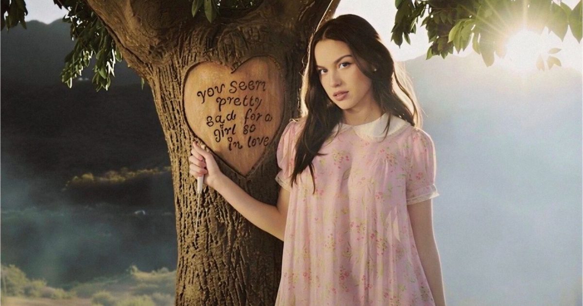 Olivia Rodrigo em imagem de divulgação do álbum You Seem Pretty Sad For a Girl So In Love