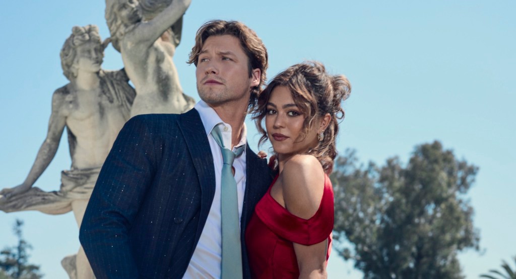 Mika Abdalla e Sthepen Kalyn para a divulgação da segunda temporada de Off Campus: Amores Improváveis
