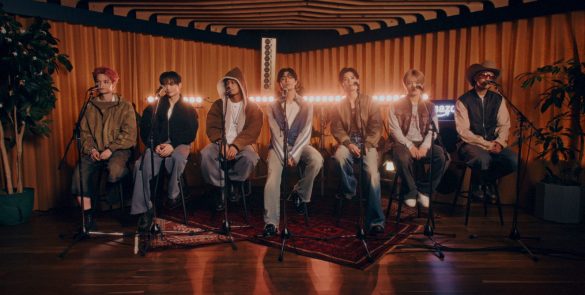Grupo PSYCHIC FEVER em performance na Amazon Studio Tokyo, para divulgação de seu novo single Pink Lemonade