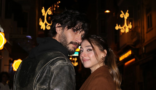 Ilhan Şen e Cemre Baysel juntos em foto