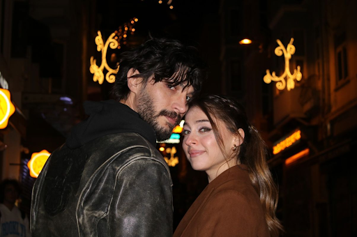 Ilhan Şen e Cemre Baysel juntos em foto