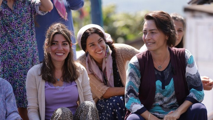 Elenco de Kirli Sepeti em cena