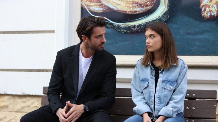 Personagem de Serkay Tütüncü conversando com a personagem de Aleyna Özgeçer