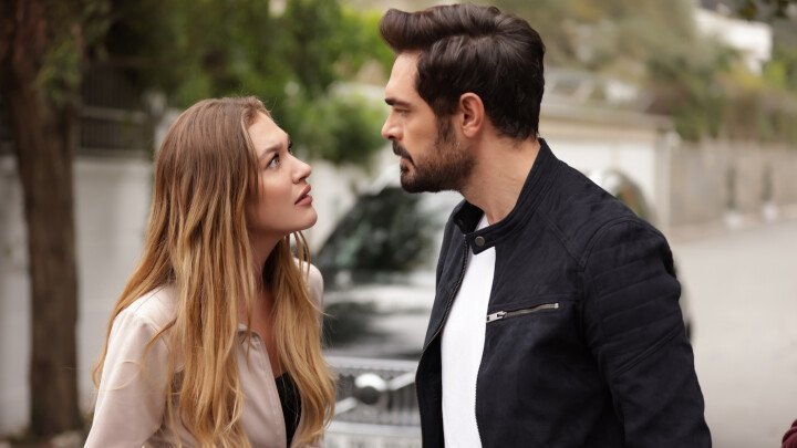 Personagem de Melisa Döngel em aparente discussão com o personagem de Halil İbrahim Ceyhan