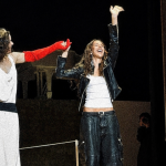 Marina Sena e Rosalía de mãos dadas no show.