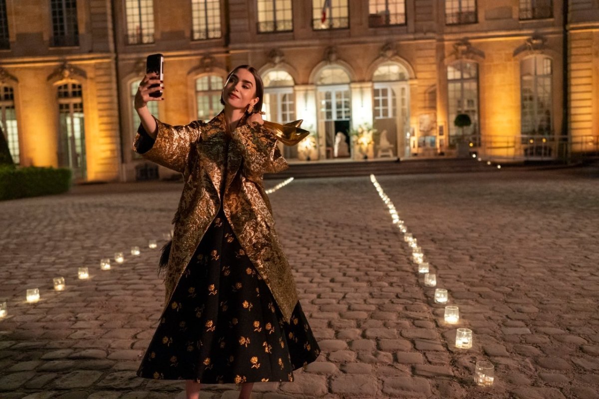Estão liberadas as primeiras imagens da 6° temporada de Emily em Paris