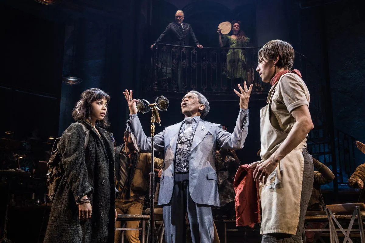Eva Noblezada, André De Shields e Reeve Carney em Hadestown