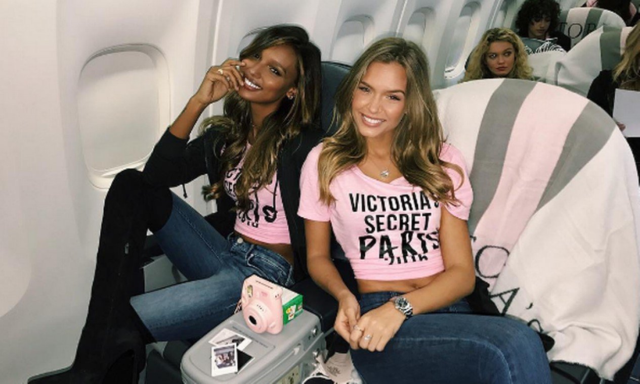 Modelos no avião.
