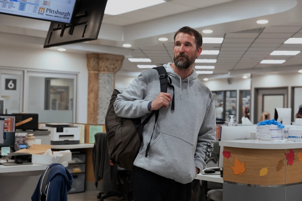 Noah Wyle como Dr. Robby em The Pitt