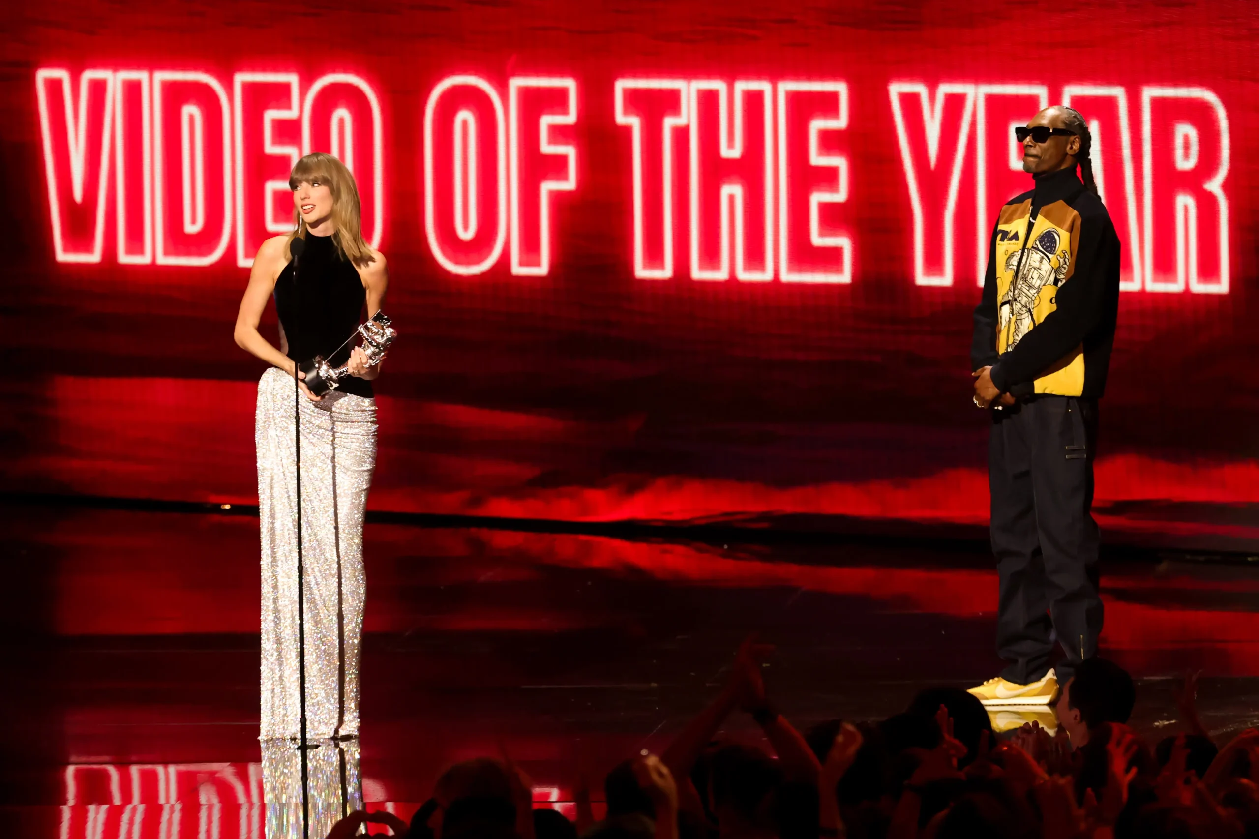 Taylor Swift ganhando VMA.