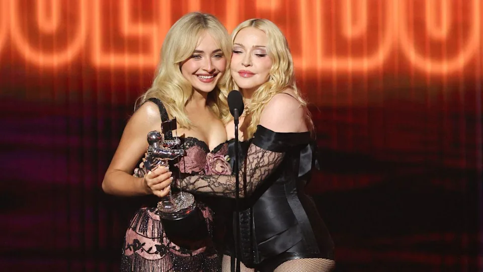 Madonna e Sabrina Carpenter ganhando o VMA.