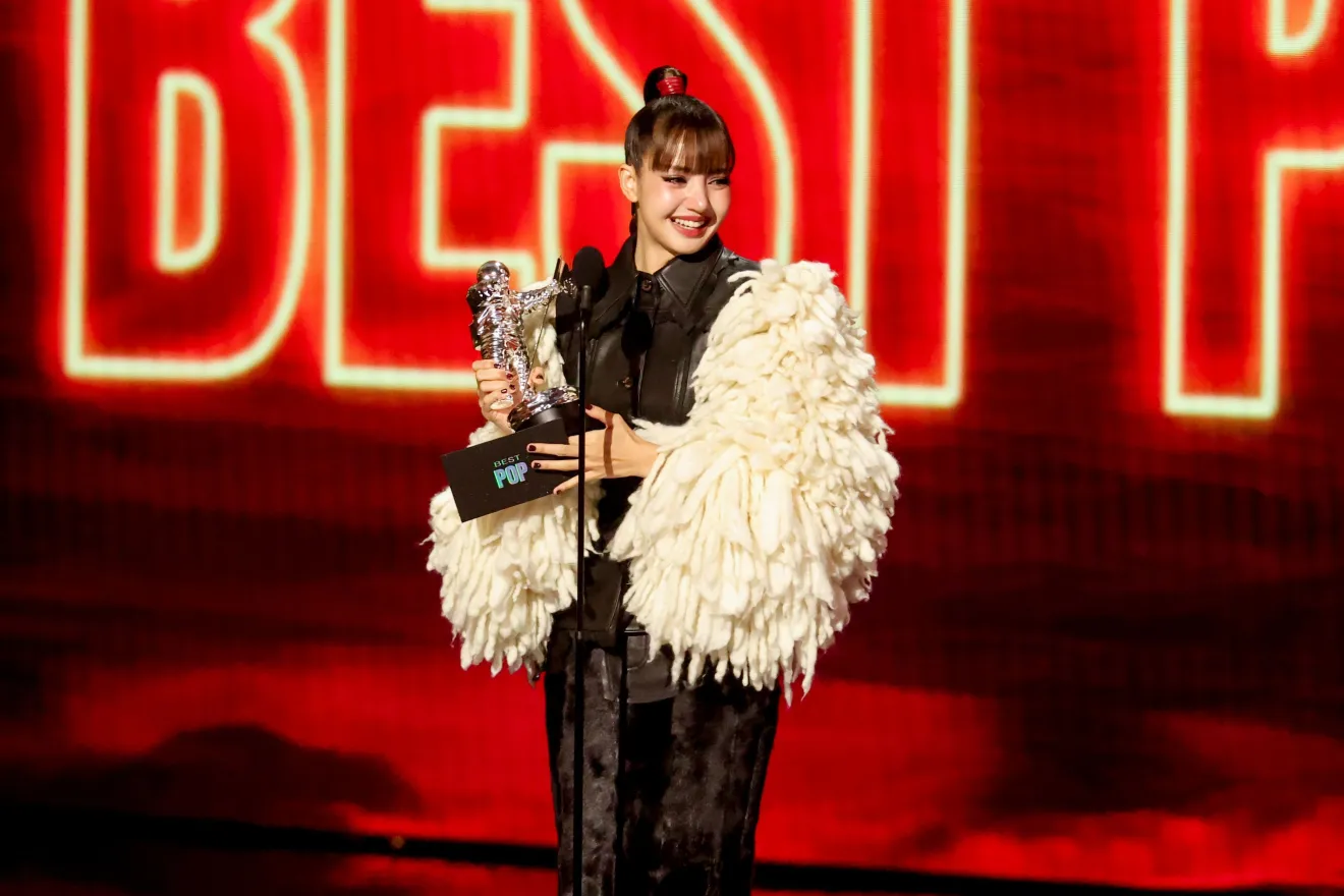 Lisa ganhando o VMA.