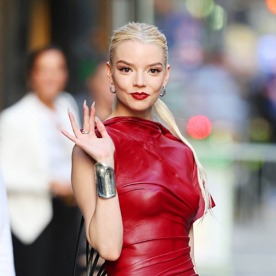 Anya sendo fotografada por paparazzo.