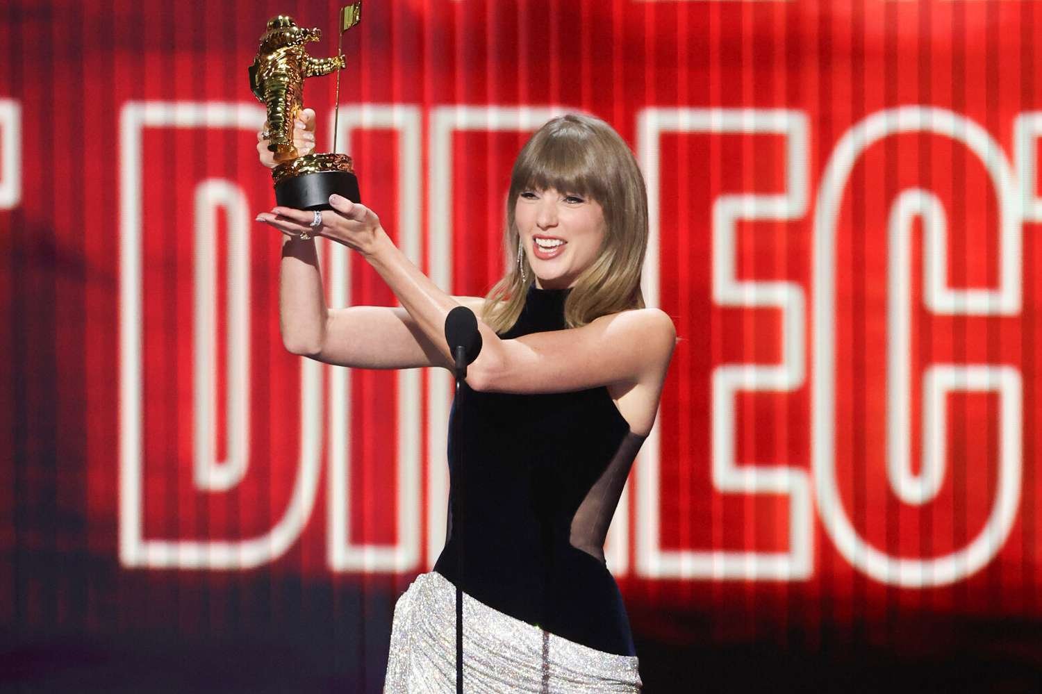 Taylor Swift ganhando o VMA.