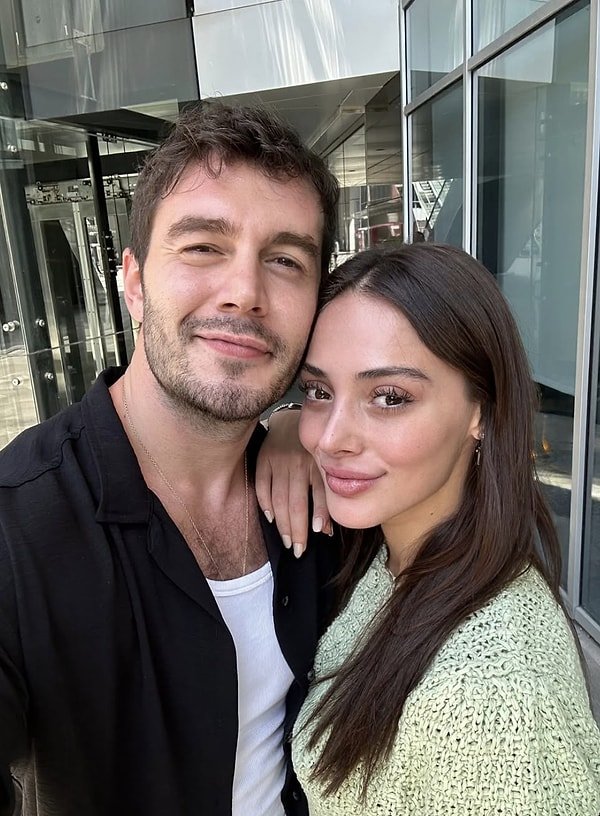 İsmail Ege Şaşmaz e Rabia Soytürk, na época de Kör Nokta, posando juntos para uma selfie em frente a um edifício.