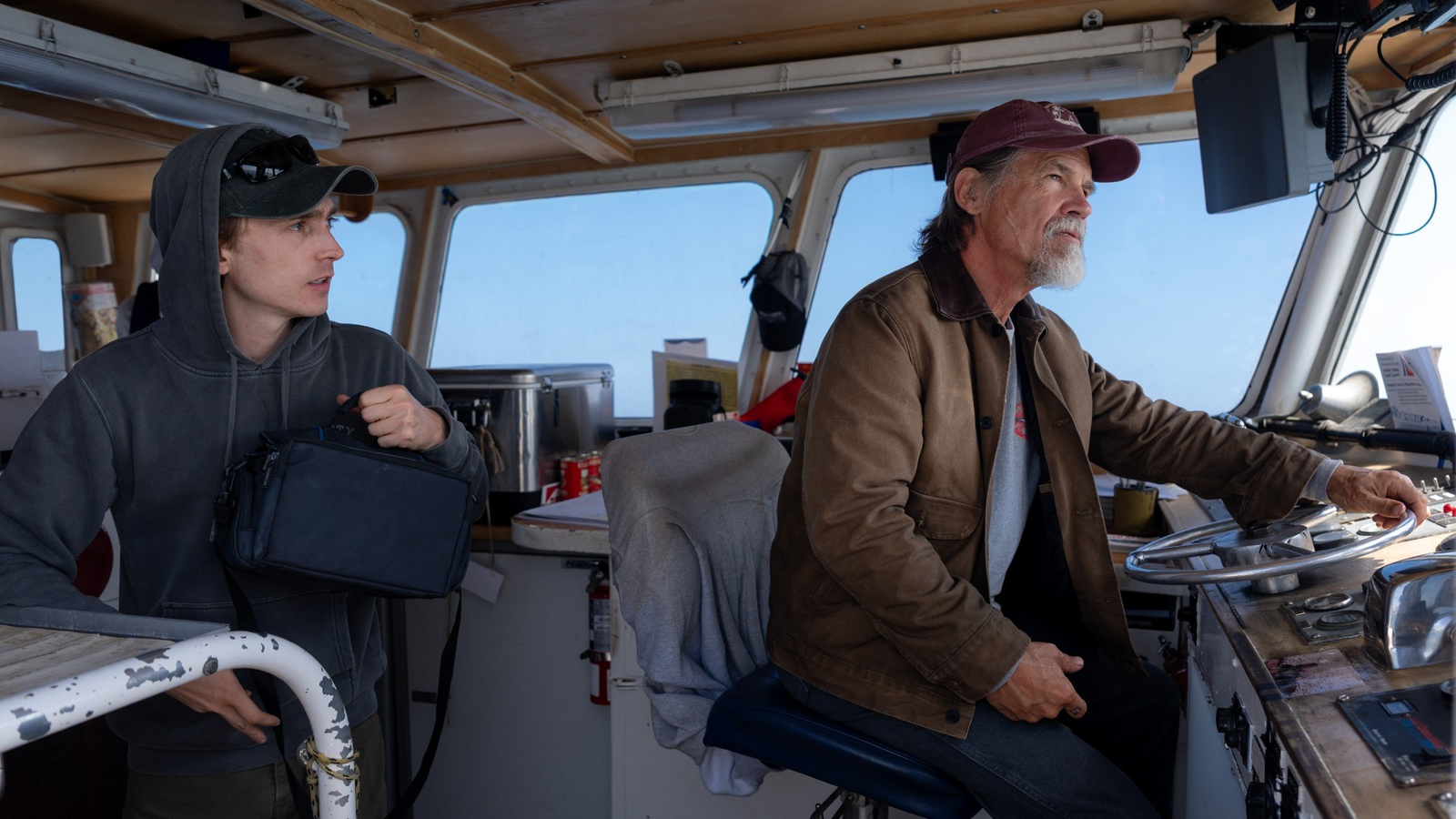 Austin Abrams e Josh Brolin em Dentro da Baleia