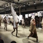 Sou de Algodão celebra dez anos na SPFW com coleção assinada por Ronaldo Fraga
