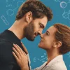 Lili Reinhart e Tom Bateman carcterizados como Olive e Adam.