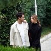 Seyran e Ferit caminham juntos por um jardim, trocando olhares.