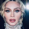 Foto mostra Madonna encarando a câmera com jóias em seu pescoço
