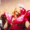 Foto mostra Lady Gaga performando em sua turnê Chromatica Ball.