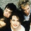 Imagem mostra membros da banda The Cure em ensaio fotográfico